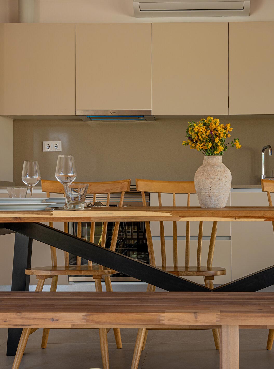 De Premium Villa bij Pestana Comporta Village Residences heeft een moderne keuken met een houten tafel en een oven