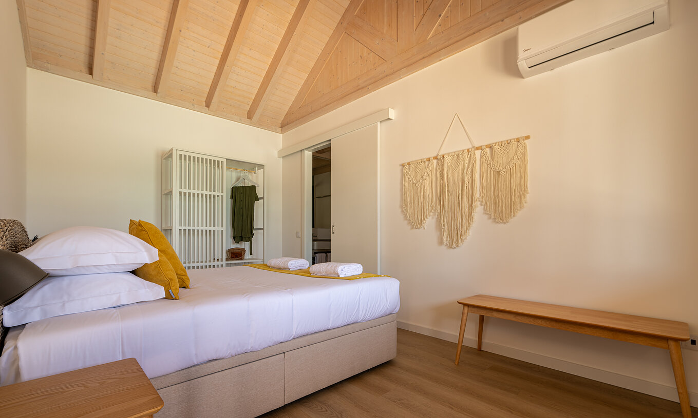 De Standaard Groene Villa bij Pestana Comporta Village Residences heeft een minimalistische slaapkamer met een bed en bank