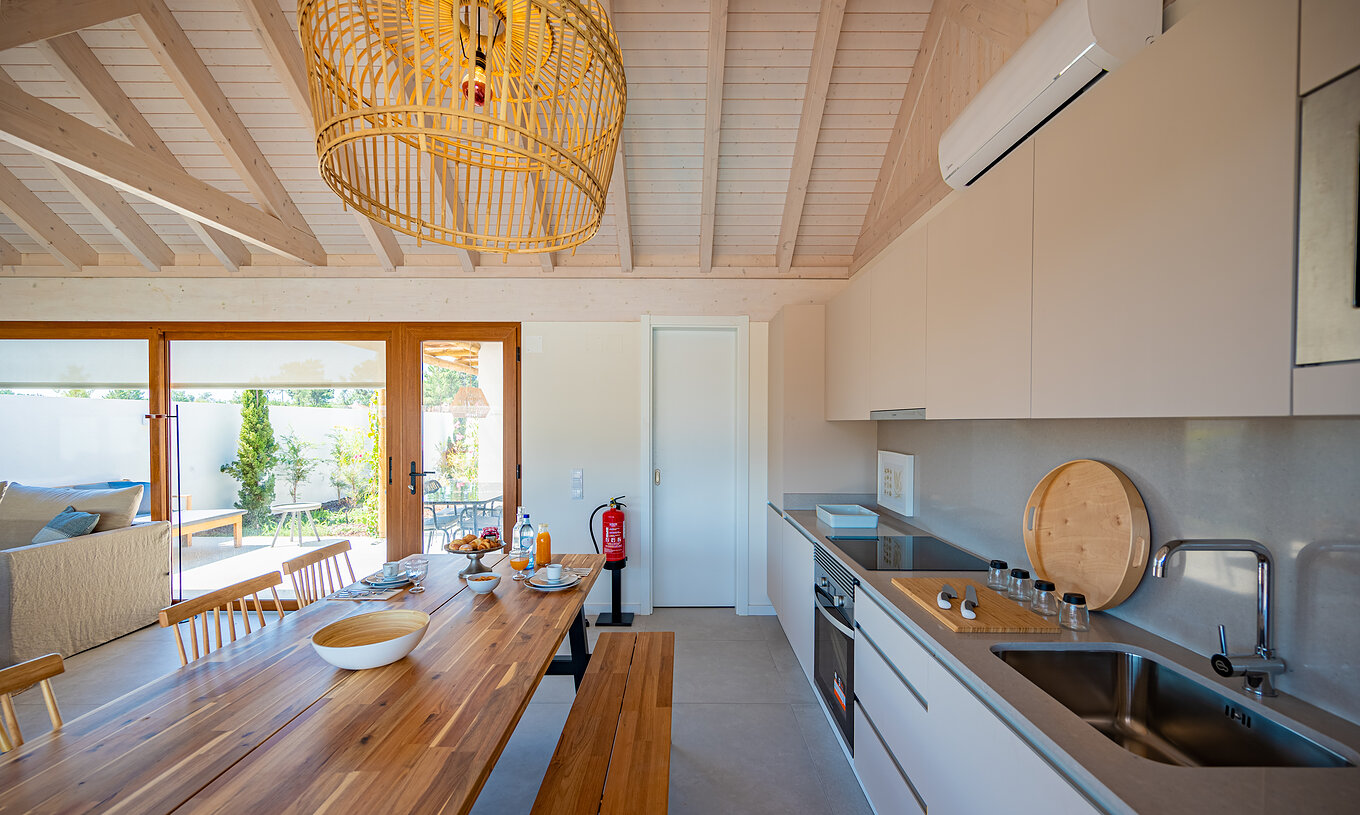 Standaardvilla (2 volwassenen) in Pestana Comporta met lichte keuken, houten eettafel en terraszicht