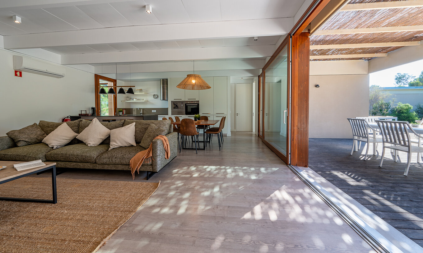 De Beach Villa met Privézwembad van Pestana Tróia Eco Resort heeft een woonkamer verbonden met de keuken en terras