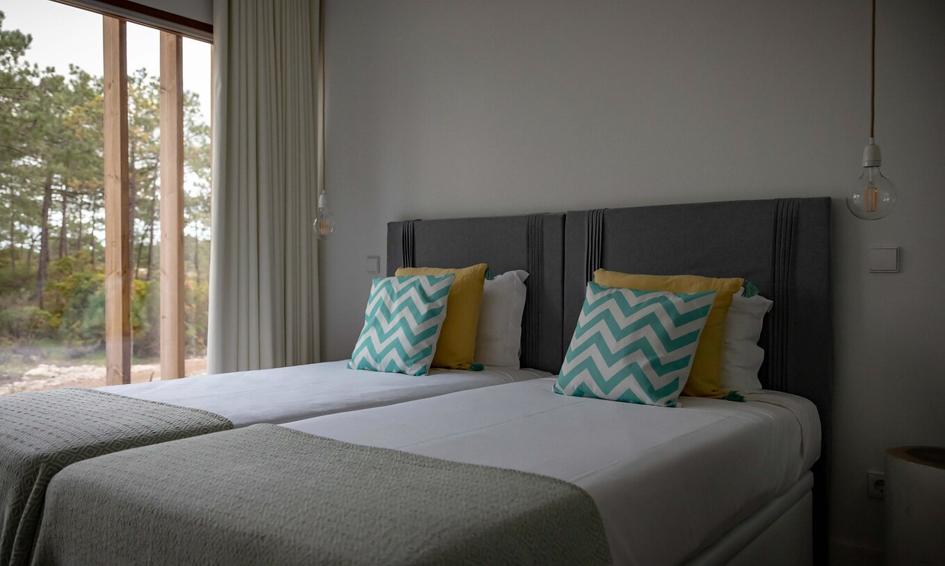 Het Eco Village Appartement Begane Grond Uitzichten van Pestana Tróia Eco Resort heeft twee bedden en twee lampen