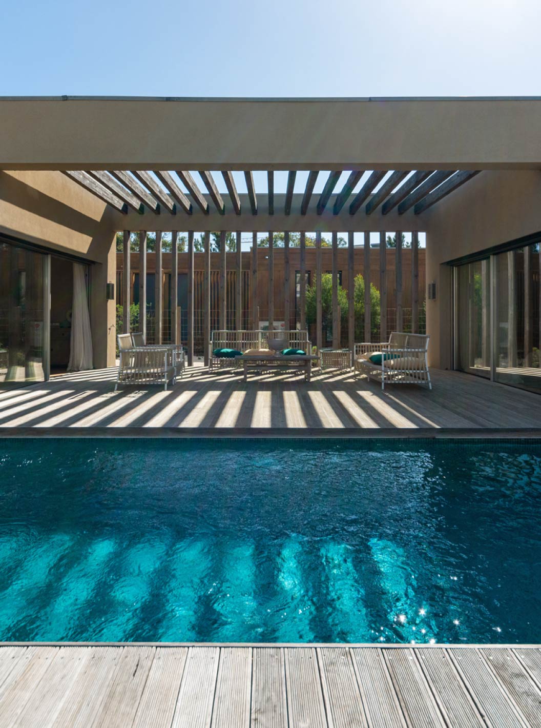 Een exclusieve villa met zwembad bij het Pestana Tróia Eco Resort heeft een buitenruimte met terras, zwembad en zithoek