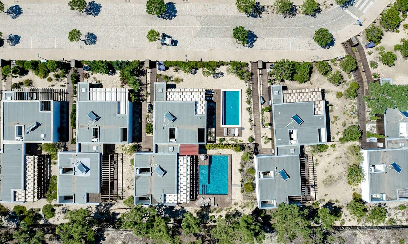 De Green Villa met Privézwembad van Pestana Tróia Eco Resort heeft verschillende villa's eromheen met ook een privézwembad
