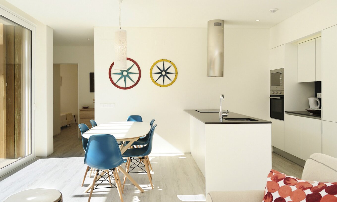 De Sand Villas met Privézwembad van Pestana Tróia Eco Resort hebben een keuken met aanrecht en tafel