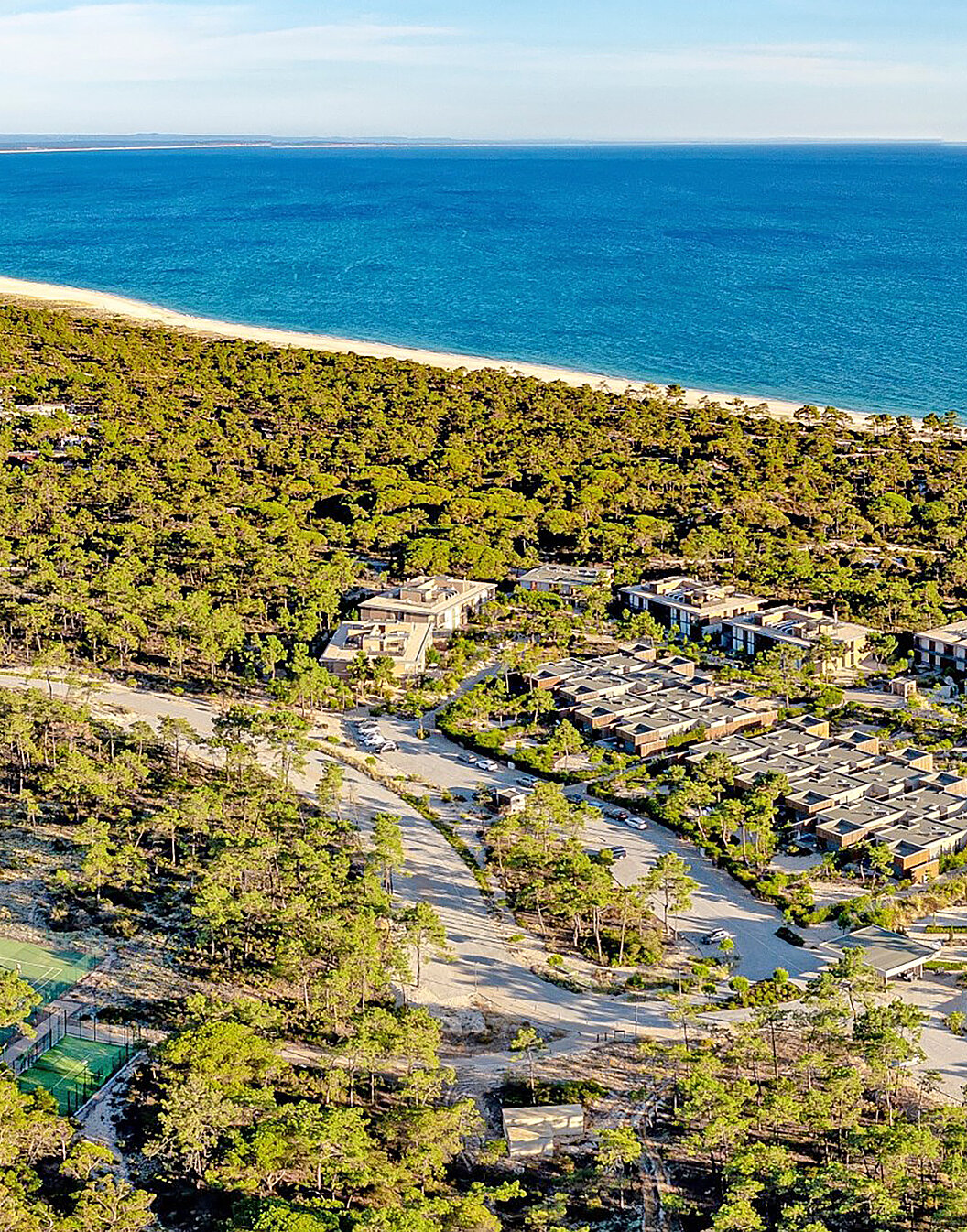 Luchtzicht Pestana Tróia Eco Resort met villas, natuur en zee dichtbij Comporta