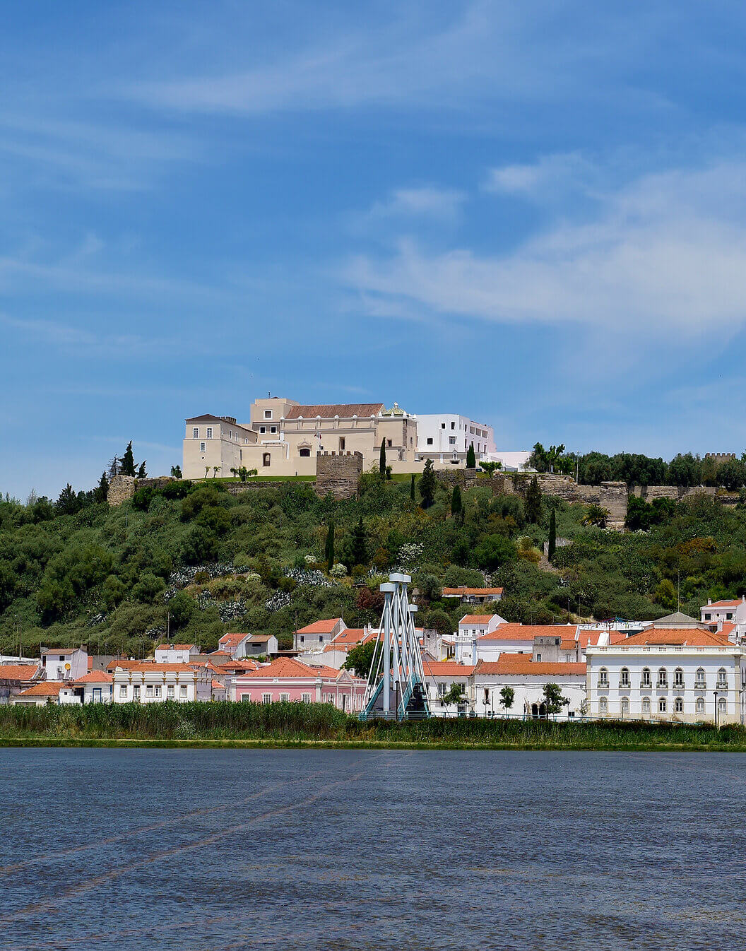 Buitenaanzicht van de Pousada Castelo Alcácer do Sal, met vegetatie eromheen