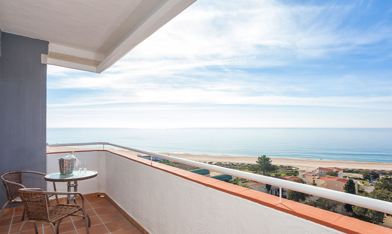 De Superior Studio Vista Mar van Pestana Alvor Atlântico heeft een balkon met tafel en stoelen voor het uitzicht
