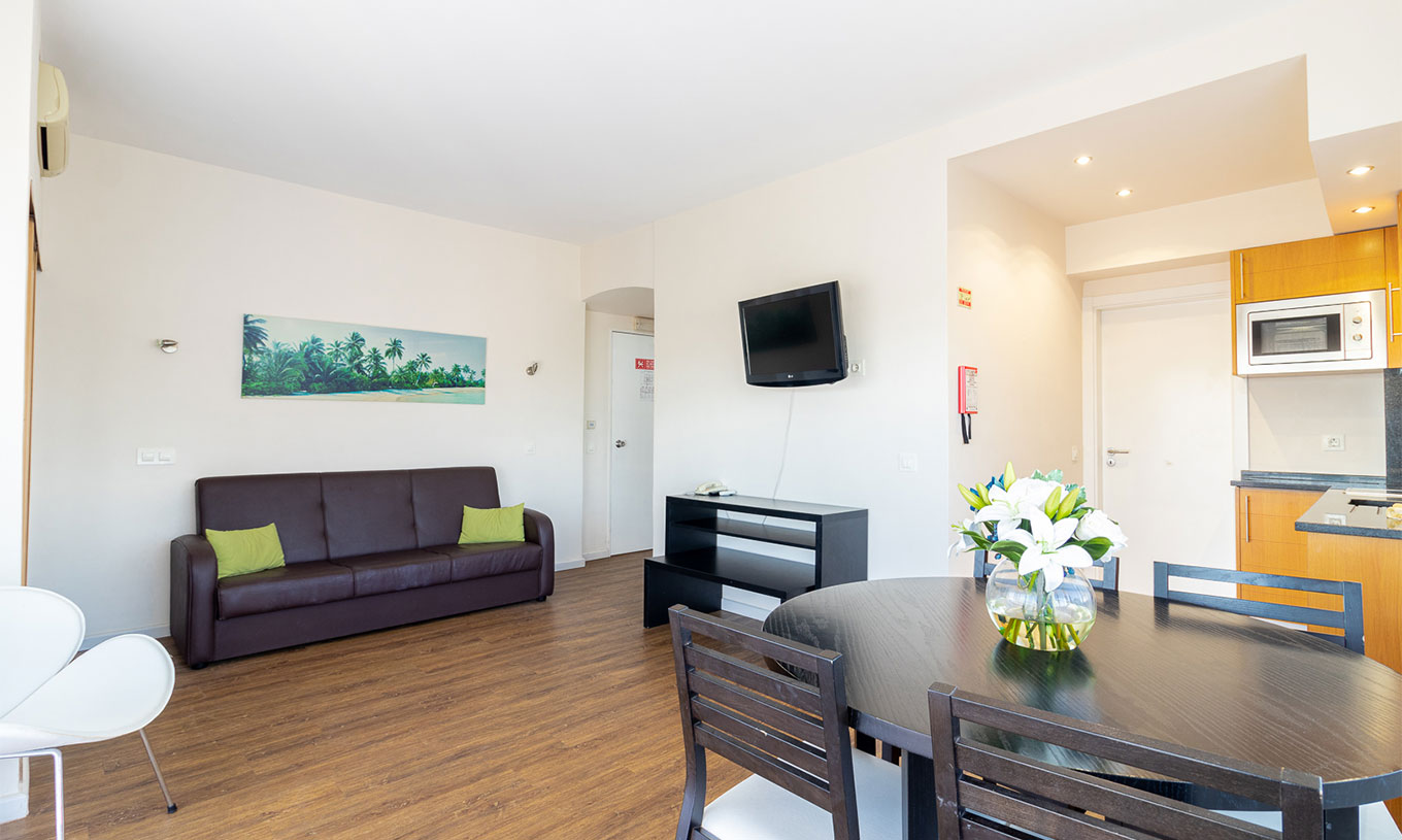 In het T1 Appartement Vista Jardim van Pestana Alvor Atlântico kunt u genieten van de woonkamer met tafel, bank en televisie