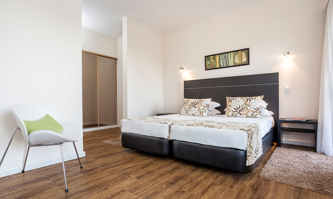 Het T1 Appartement Vista Mar van Pestana Alvor Atlântico heeft een tweepersoonsbed, een stoel en een kast