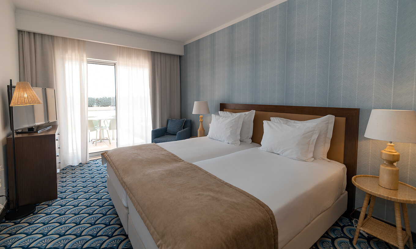 Appartement T1 Tuinzicht bij Pestana Alvor Beach Villas heeft een kamer met twee bedden en raam naar balkon