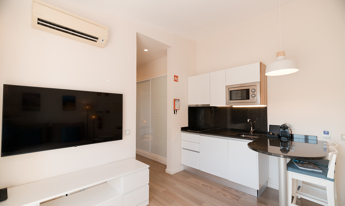 Villa 1 Slaapkamer Tuinzicht bij Pestana Alvor Beach Villas heeft een kitchenette en een kleine eettafel