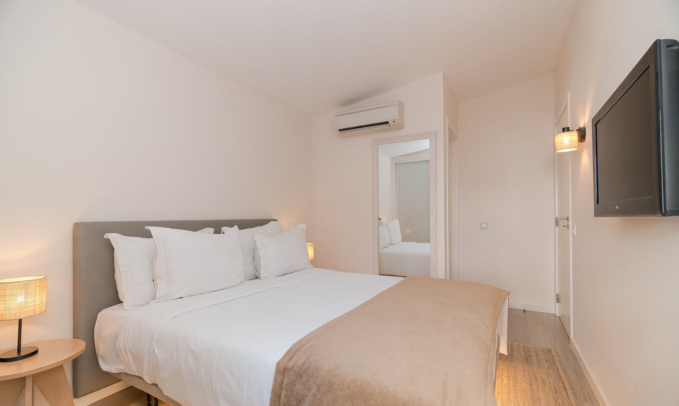 Villa 2 Slaapkamers Superior Tuinzicht bij Pestana Alvor Beach Villas heeft kamer met tweepersoonsbed en tv