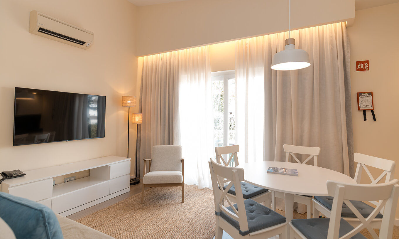 Villa 2 Slaapkamers Superior Tuinzicht bij Pestana Alvor Beach Villas heeft woonkamer met tv, airco en eettafel