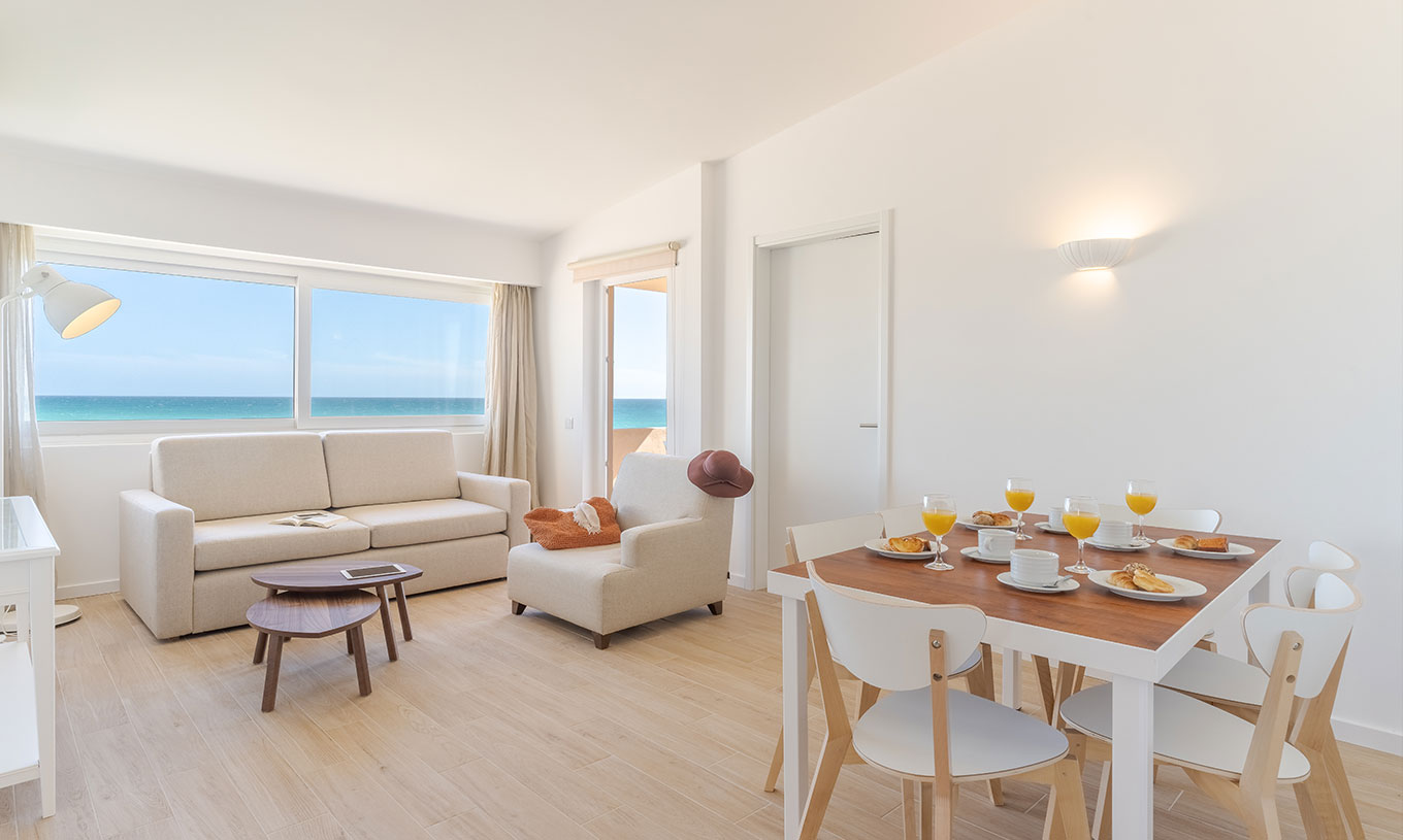 De Villa 3 Kamer Premium met uitzicht op de zee van Pestana Alvor Beach Villas heeft een woonkamer met banken