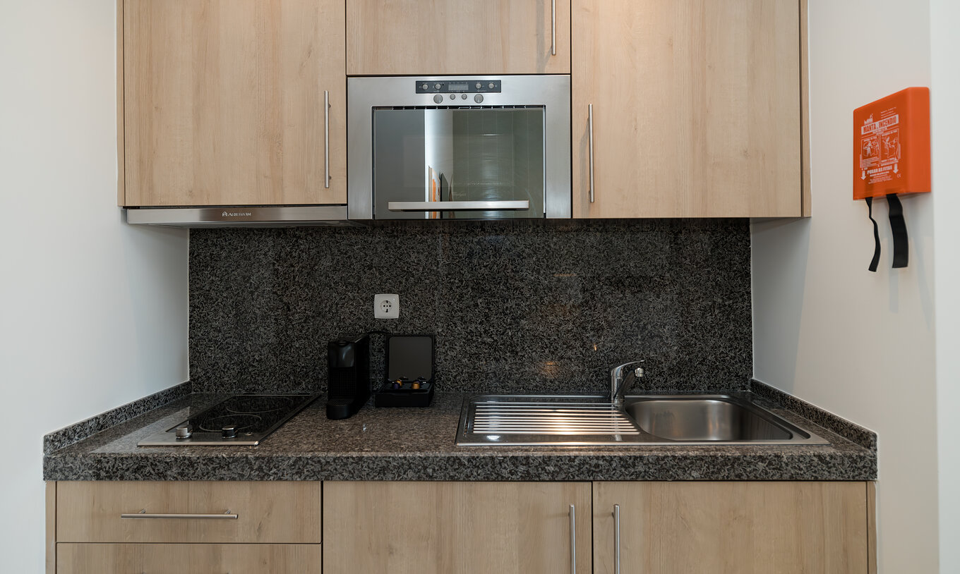 Studio Tuinzicht bij Pestana Alvor Beach Villas heeft een kitchenette met fornuis, gootsteen en koffiezetapparaat