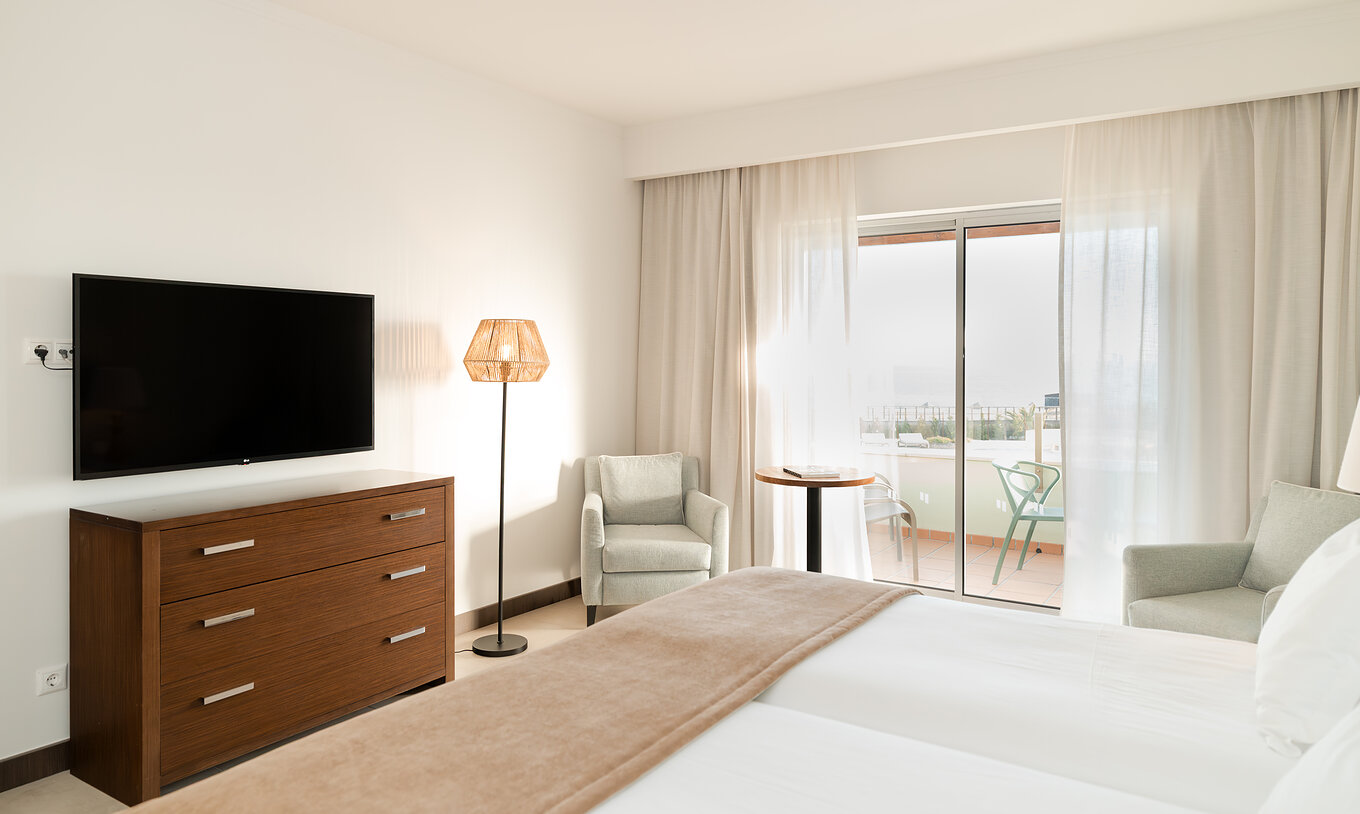 Studio Zeezicht bij Pestana Alvor Beach Villas heeft twee bedden, een tv en raam met toegang tot balkon