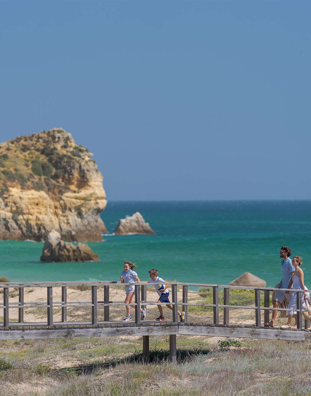 Gezin in Pestana Alvor Beach Villas, op de promenade naar Praia do Alvor