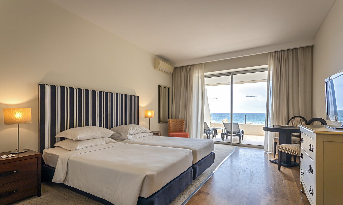 Het Cliff Studio in Pestana Alvor Praia heeft een tweepersoonskamer met een balkon, ligstoelen en uitzicht op zee