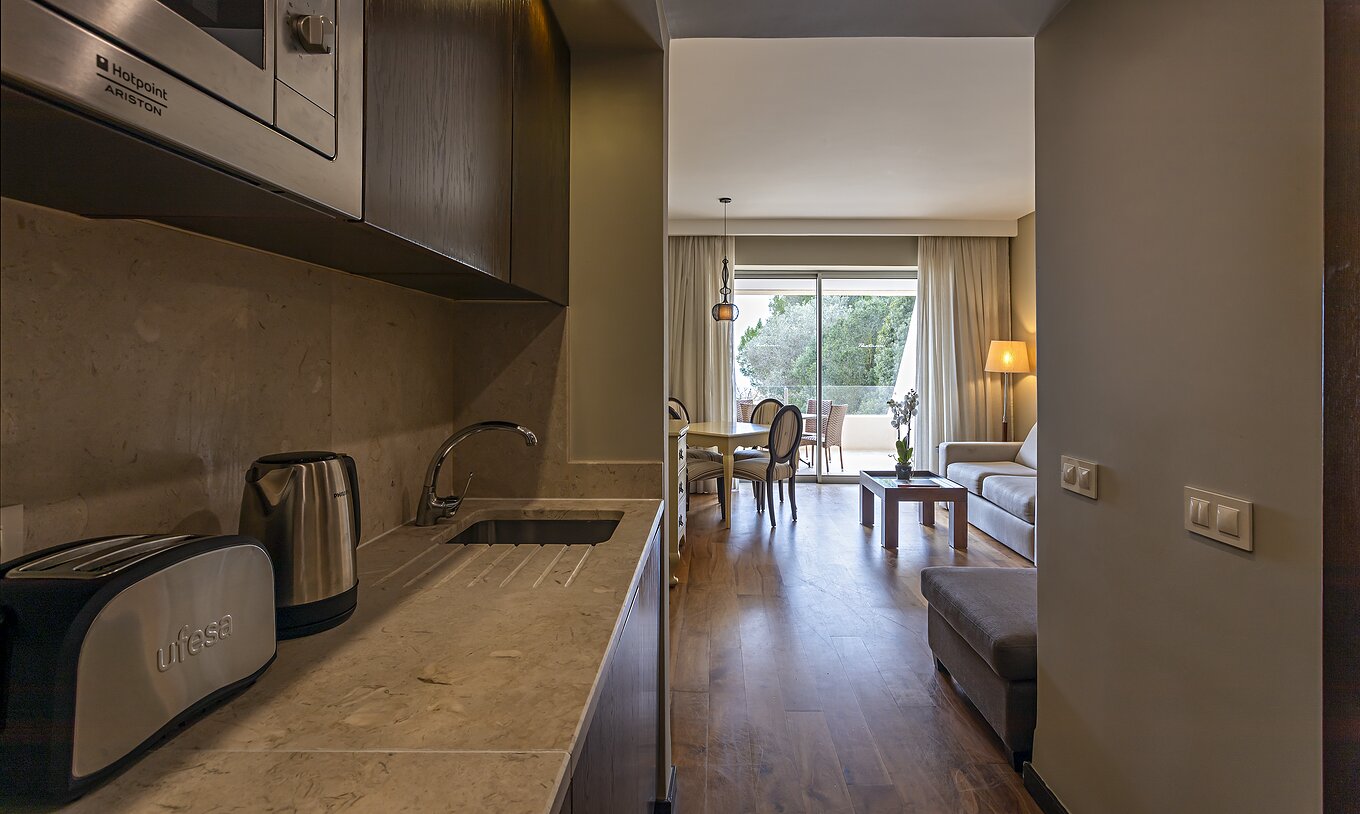 De Cliff Suite T1 bij Pestana Alvor Praia heeft een keuken met toegang tot de woonkamer, waterkoker, broodrooster, magnetron