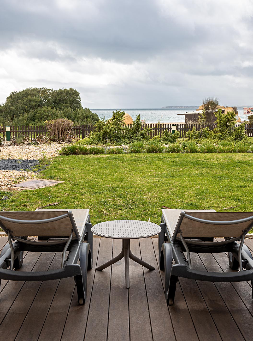 De Cliff Suite T2 in Pestana Alvor Praia heeft een tuin met gras en begroeiing, twee ligstoelen en uitzicht op het strand