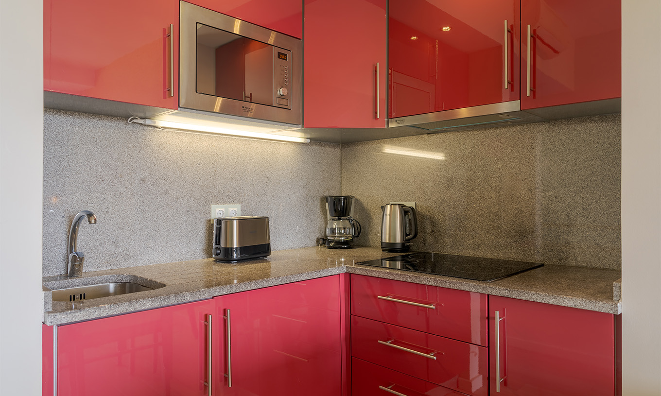 De Suite T1 Duplex met uitzicht op de zee van Pestana Alvor Praia heeft keuken met fornuis, magnetron, waterkoker en toaster