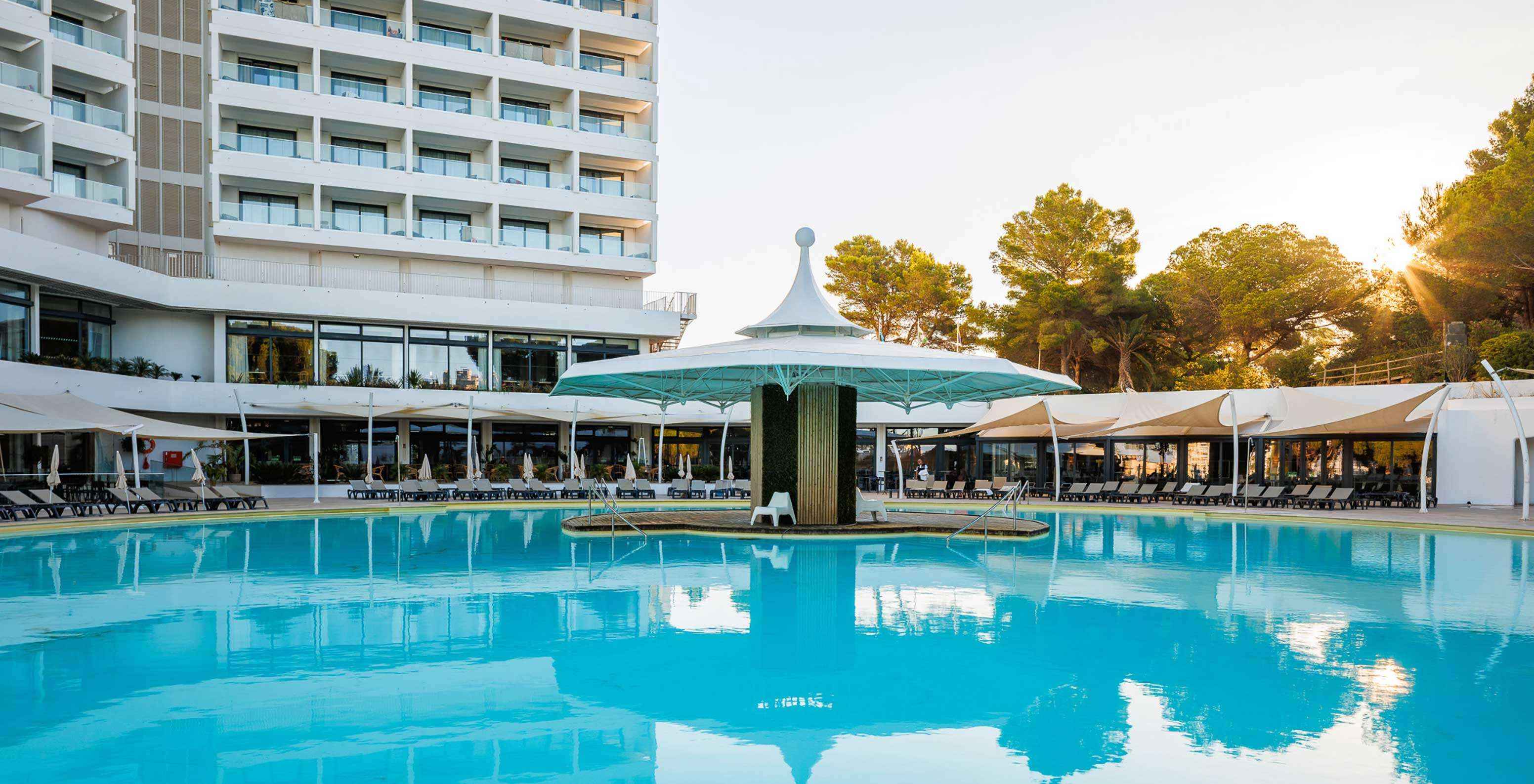 Pestana Blue Alvor Beach is een 5-sterrenhotel vlak bij het strand met drie buitenzwembaden en ligstoelen