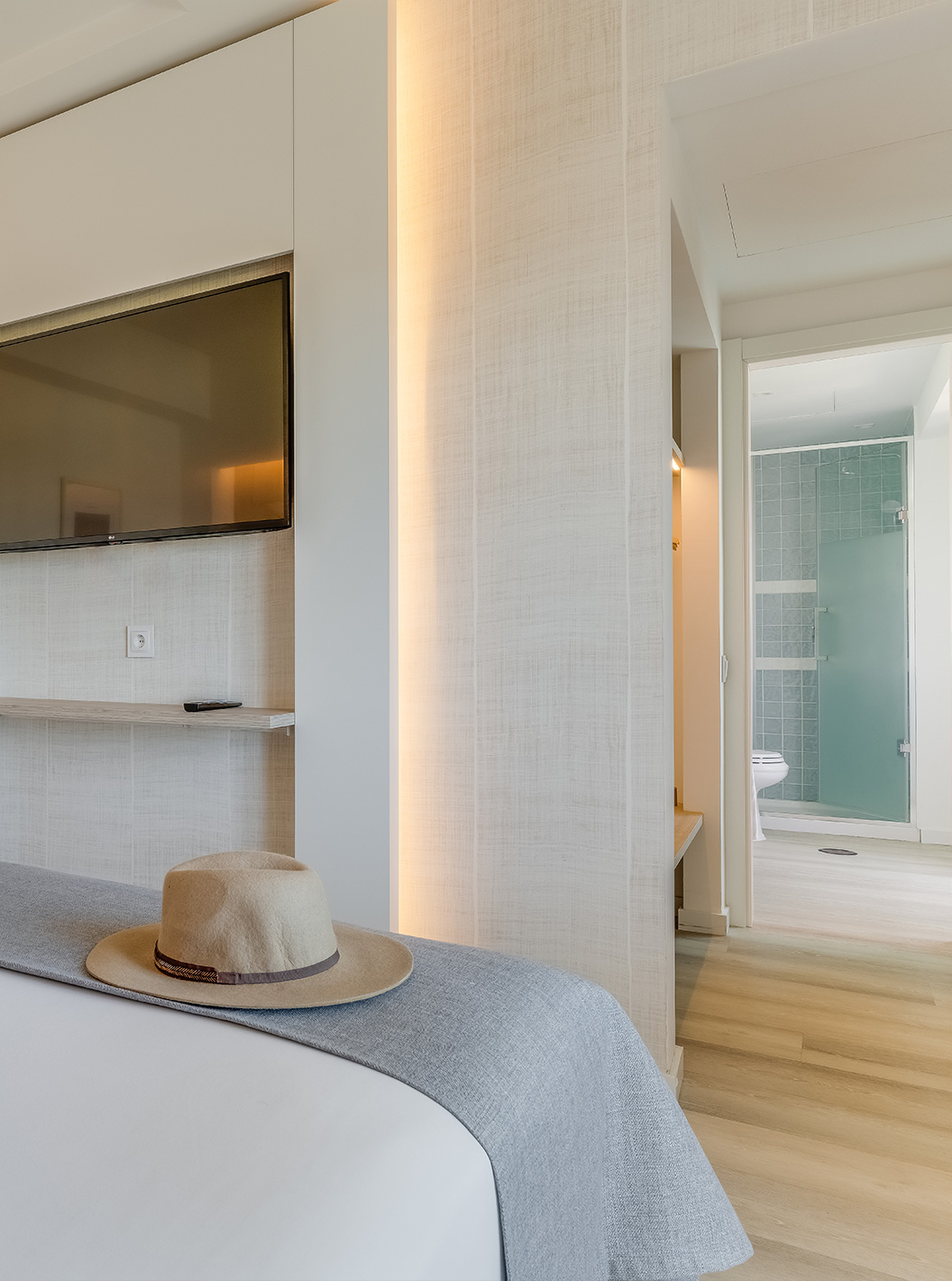 De Klassieke Kamer met Tuinzicht van Pestana Blue Alvor Beach heeft twee eenpersoonsbedden en televisie voor bed