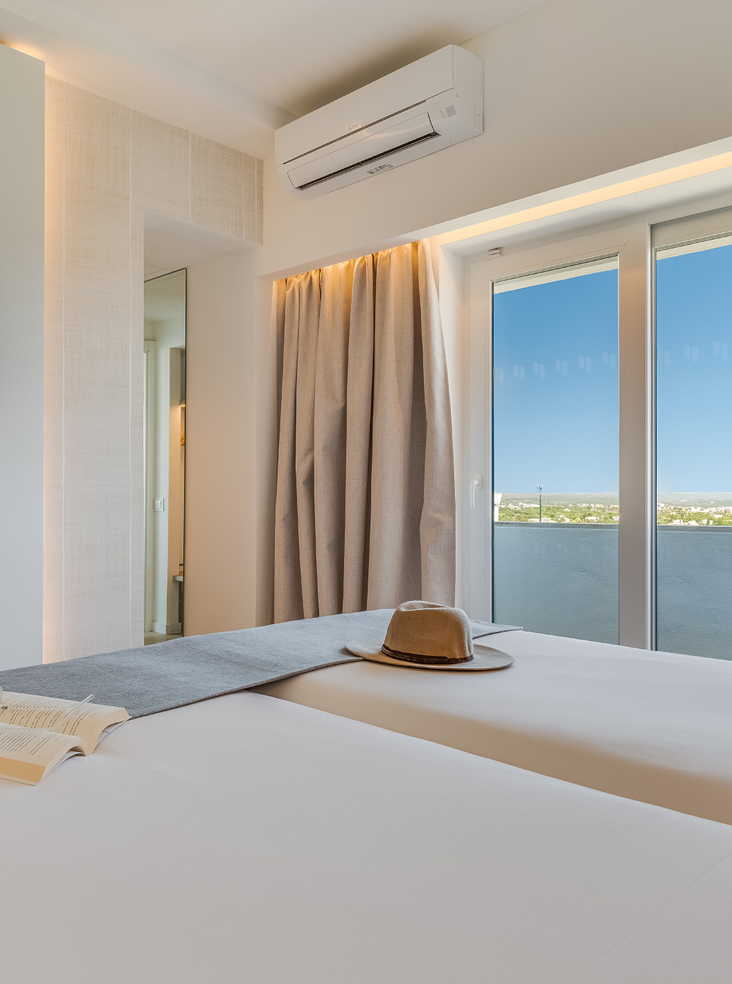 De Klassieke Kamer met Tuinzicht van Pestana Blue Alvor Beach heeft twee bedden, televisie, airco en balkon met uitzicht