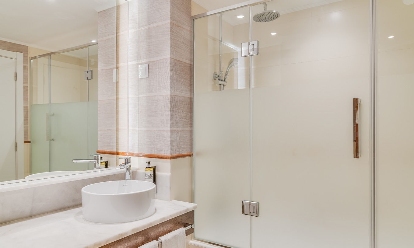 De Klassieke Kamer com Zeezicht van Pestana Blue Alvor Beach heeft badkamer met wastafel met spiegel en douche