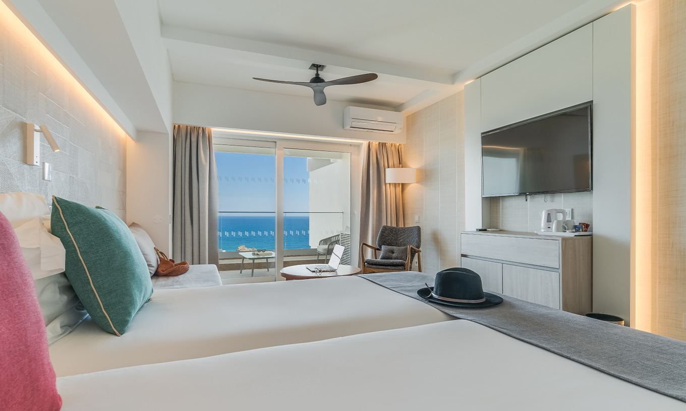 De Klassieke Kamer met Zeezicht van Pestana Blue Alvor Beach heeft twee bedden, televisie achter bed en airco