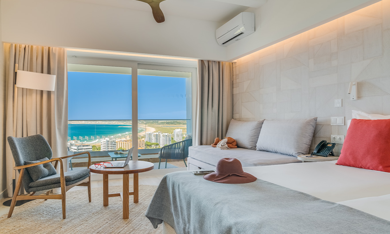 De Familiekamer van Pestana Blue Alvor Beach heeft tweepersoonsbed, bank en balkon met uitzicht op zee of tuin