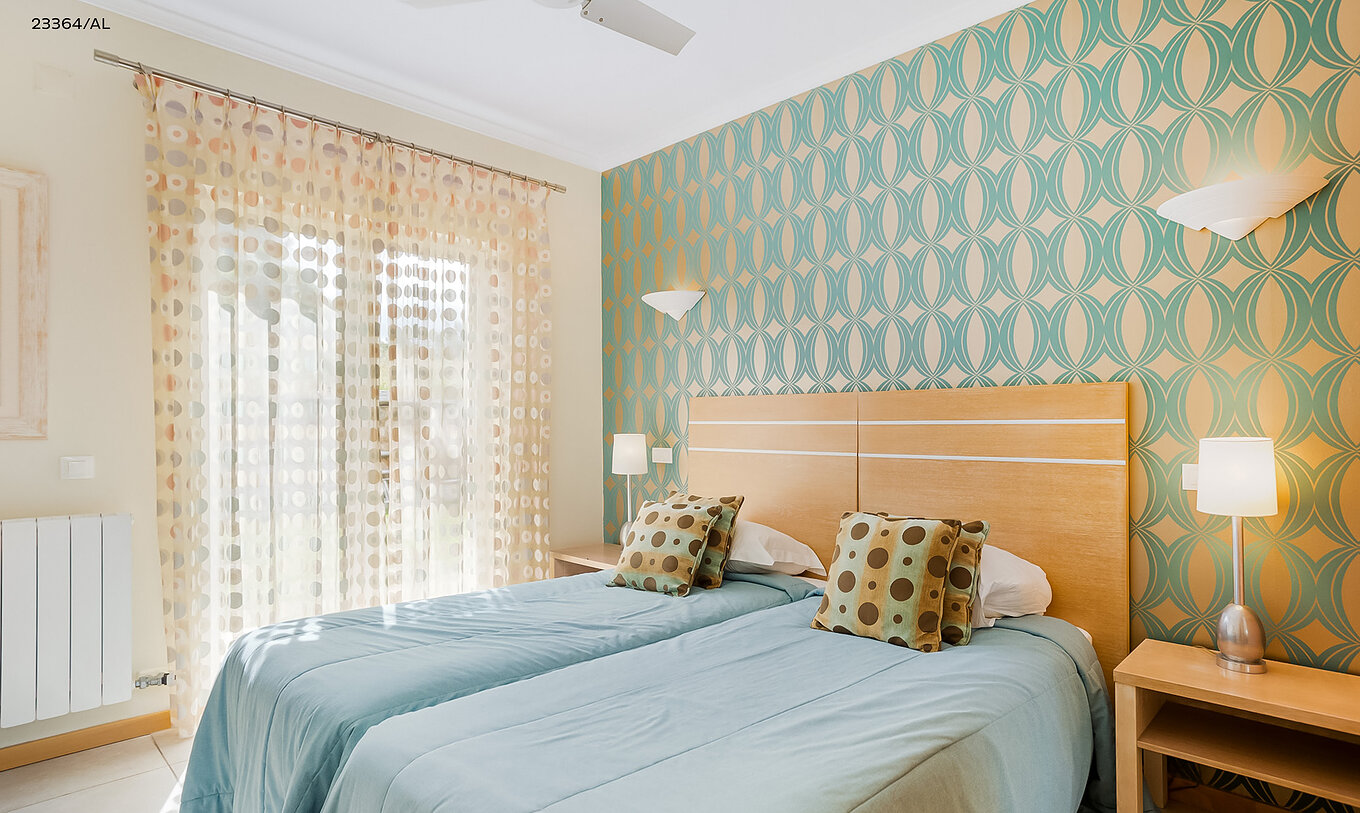 Het appartement Pestana Carvoeiro Golf T1 Standard heeft een slaapkamer met twee eenpersoonsbedden en een nachtkastje