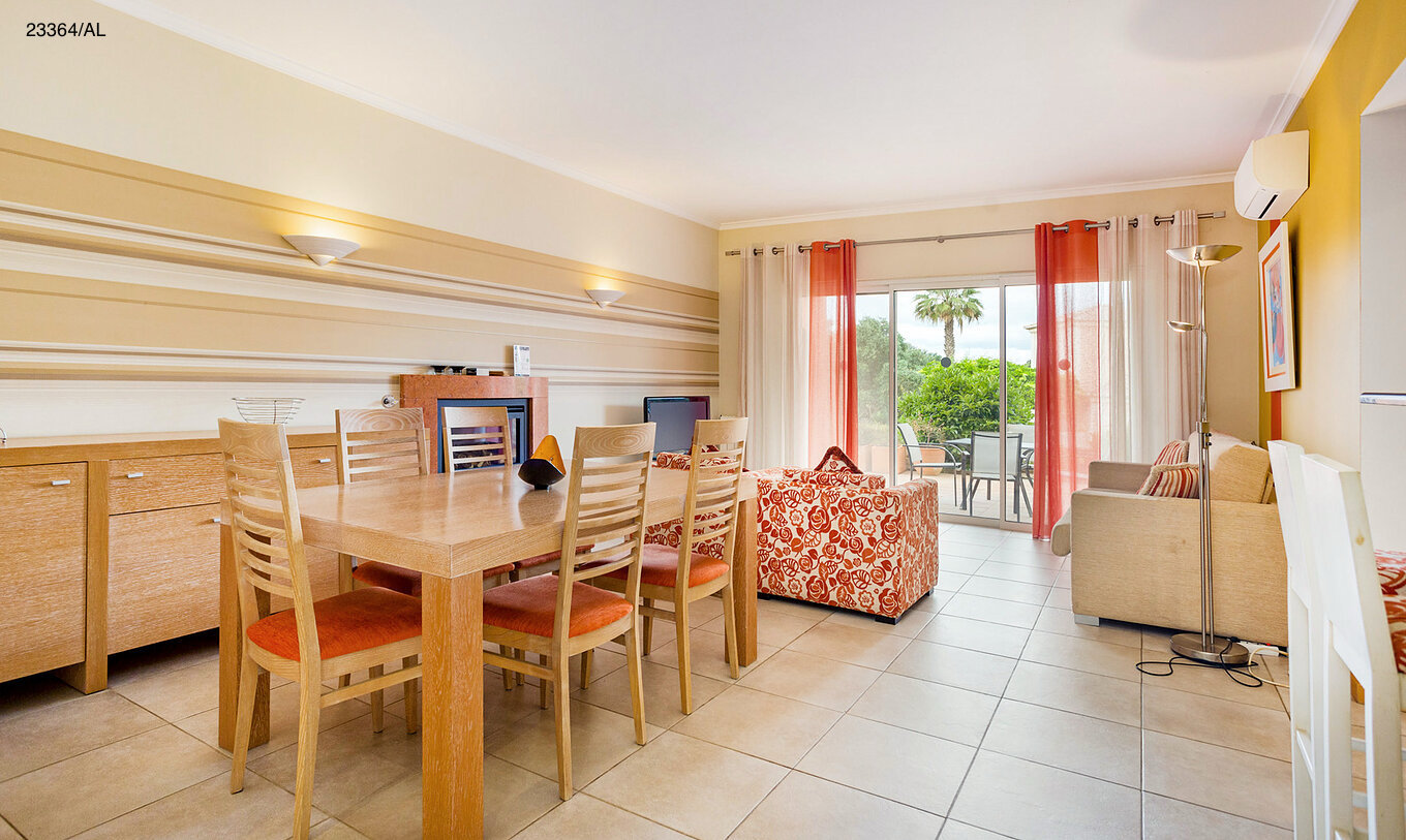 Het appartement Pestana Carvoeiro Golf T1 Standard heeft een eetkamer met vijf stoelen en een bank