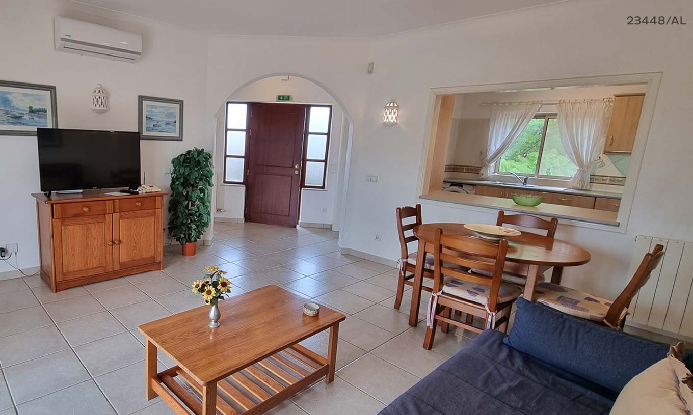 Het appartement Pestana Carvoeiro Golf T1 Standard heeft een woonkamer met een bank, tafels, stoelen en een televisie