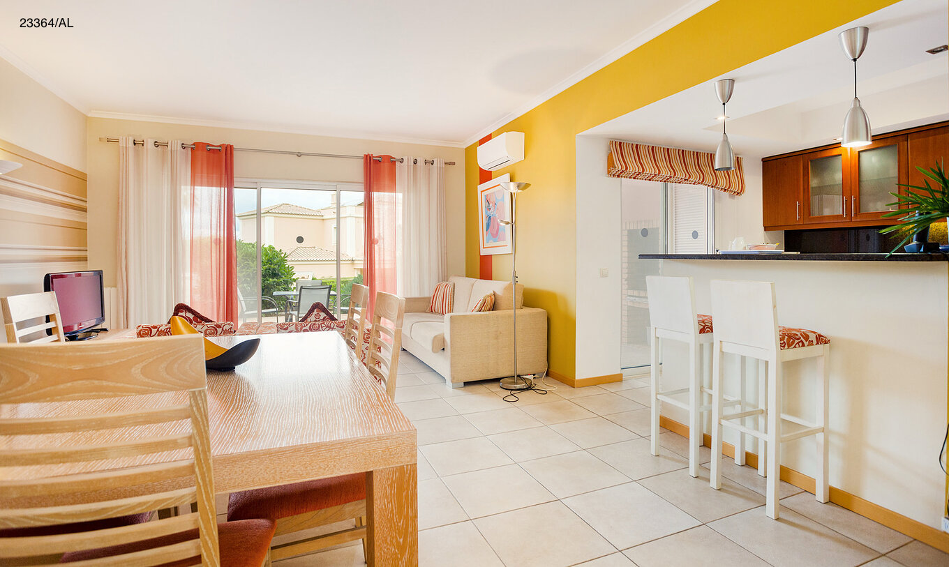 Het appartement Pestana Carvoeiro Golf T1 Standard heeft een open keuken die uitkomt op de eetkamer en woonkamer