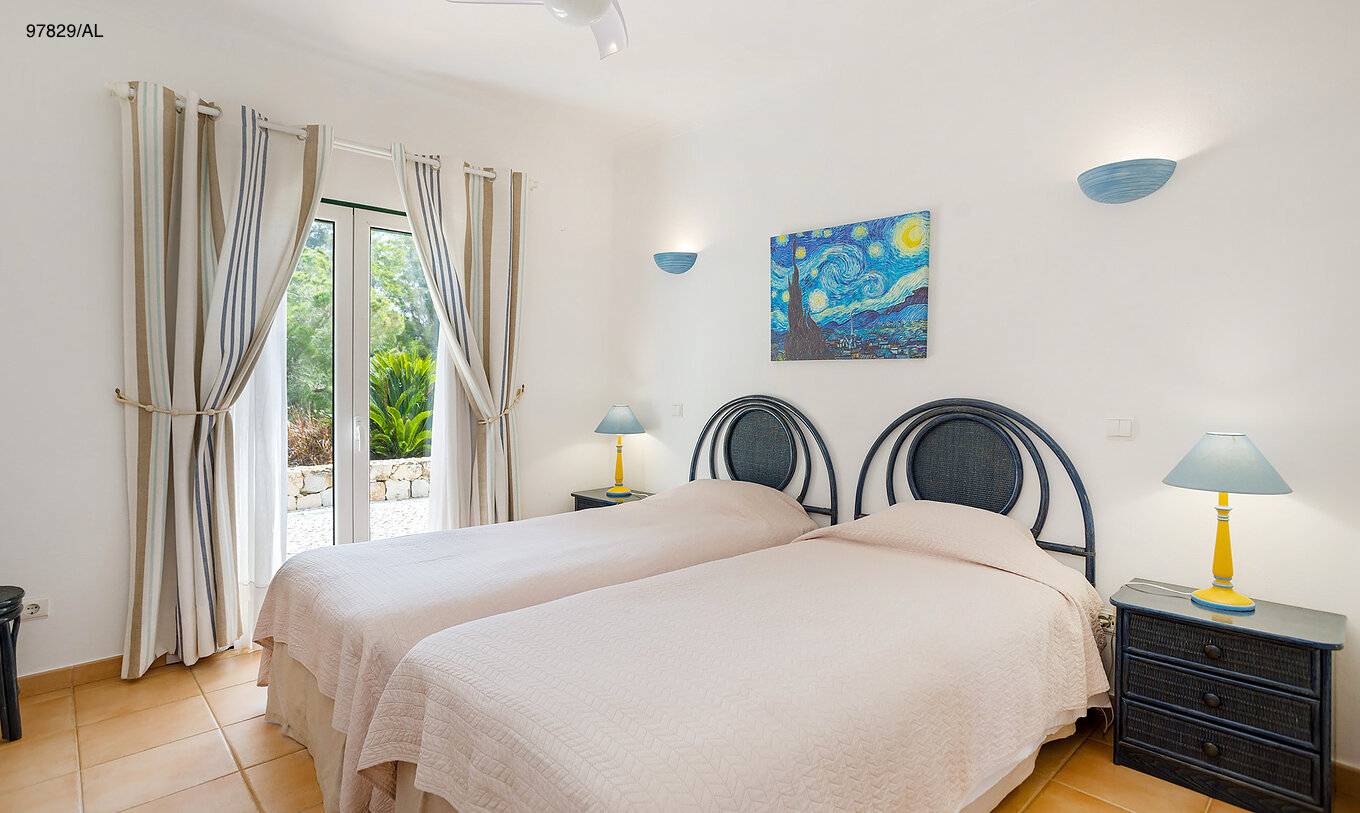 Het appartement Pestana Carvoeiro Golf T2 Standard heeft een slaapkamer met twee eenpersoonsbedden en een nachtkastje