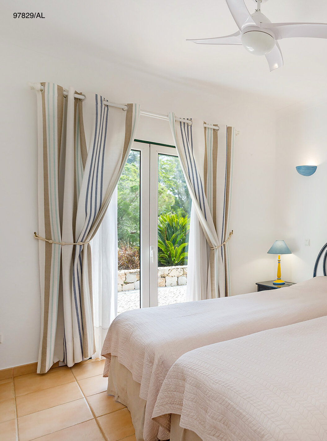 Het appartement Pestana Carvoeiro Golf T2 Standard heeft een slaapkamer met twee eenpersoonsbedden en een nachtkastje