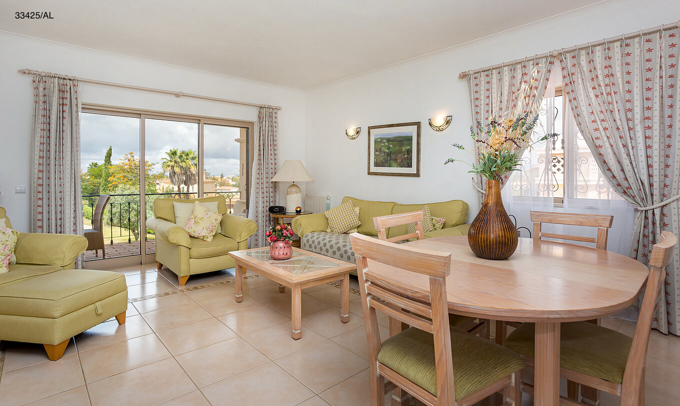 Het appartement Pestana Carvoeiro Golf T2 Standard heeft een woonkamer met groene banken en een ronde tafel