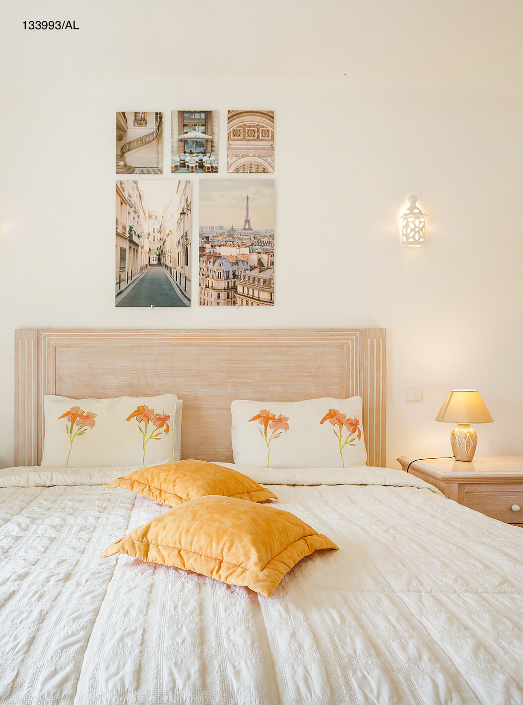 Het appartement Pestana Carvoeiro Golf T2 Superior heeft een slaapkamer met een tweepersoonsbed en twee nachtkastjes