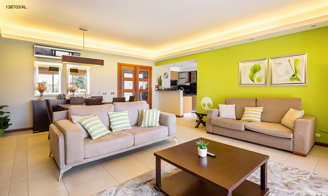 Het appartement Pestana Carvoeiro Golf T2 Superior heeft een woonkamer met twee beige banken en een salontafel