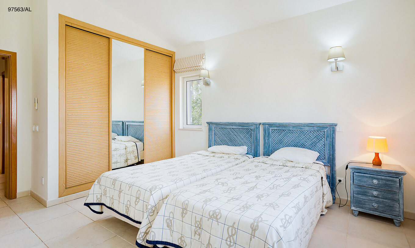 Het appartement Pestana Carvoeiro Golf T3 Superior heeft een slaapkamer met twee eenpersoonsbedden en een nachtkastje