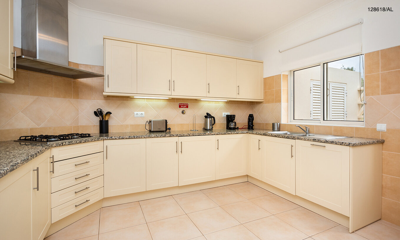 De villa Pestana Carvoeiro Golf V3 Superior heeft een keuken met witte kasten en apparatuur