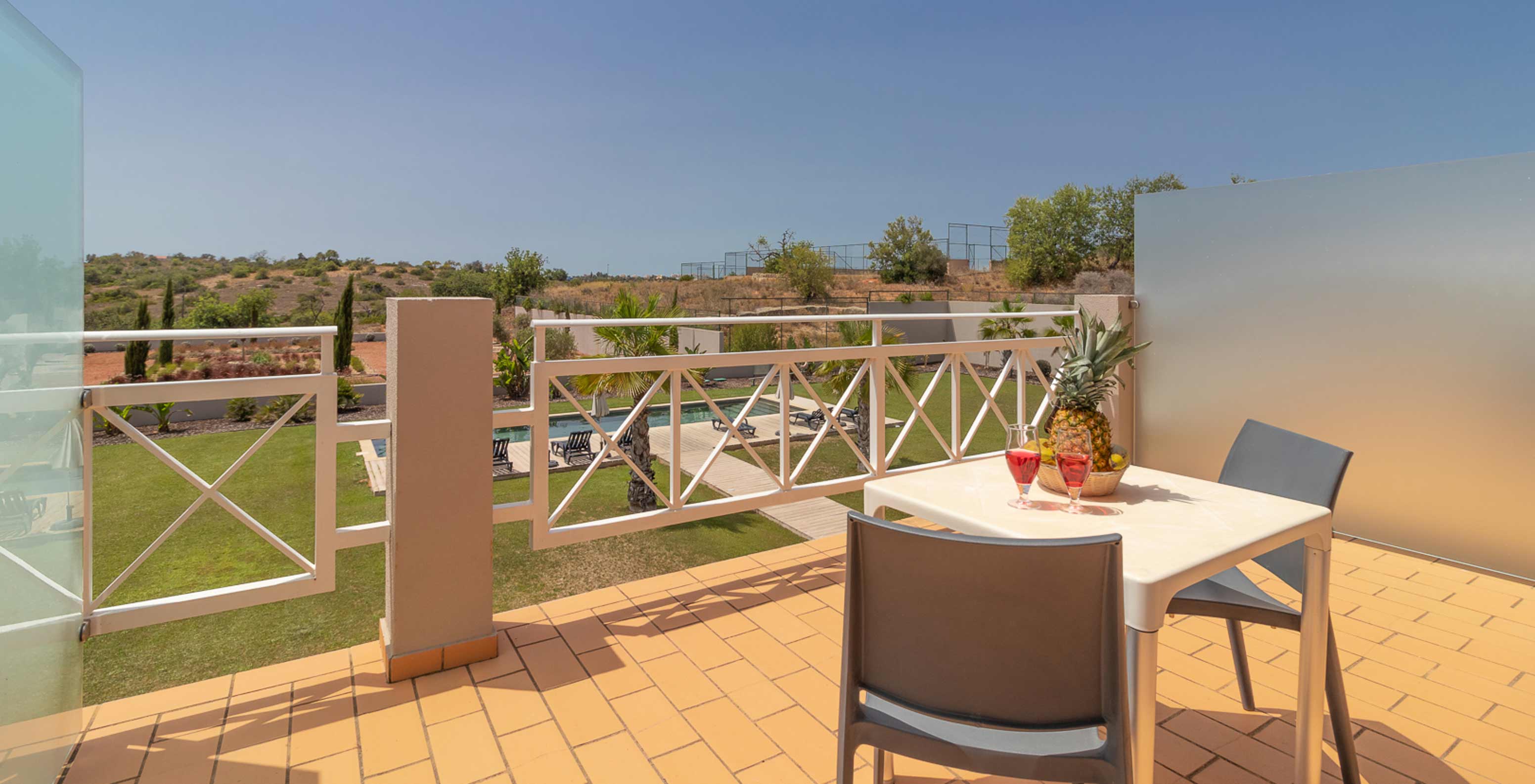 Klassieke Kamer met balkon, uitzicht op zwembad en tuin bij Pestana Gramacho Residences