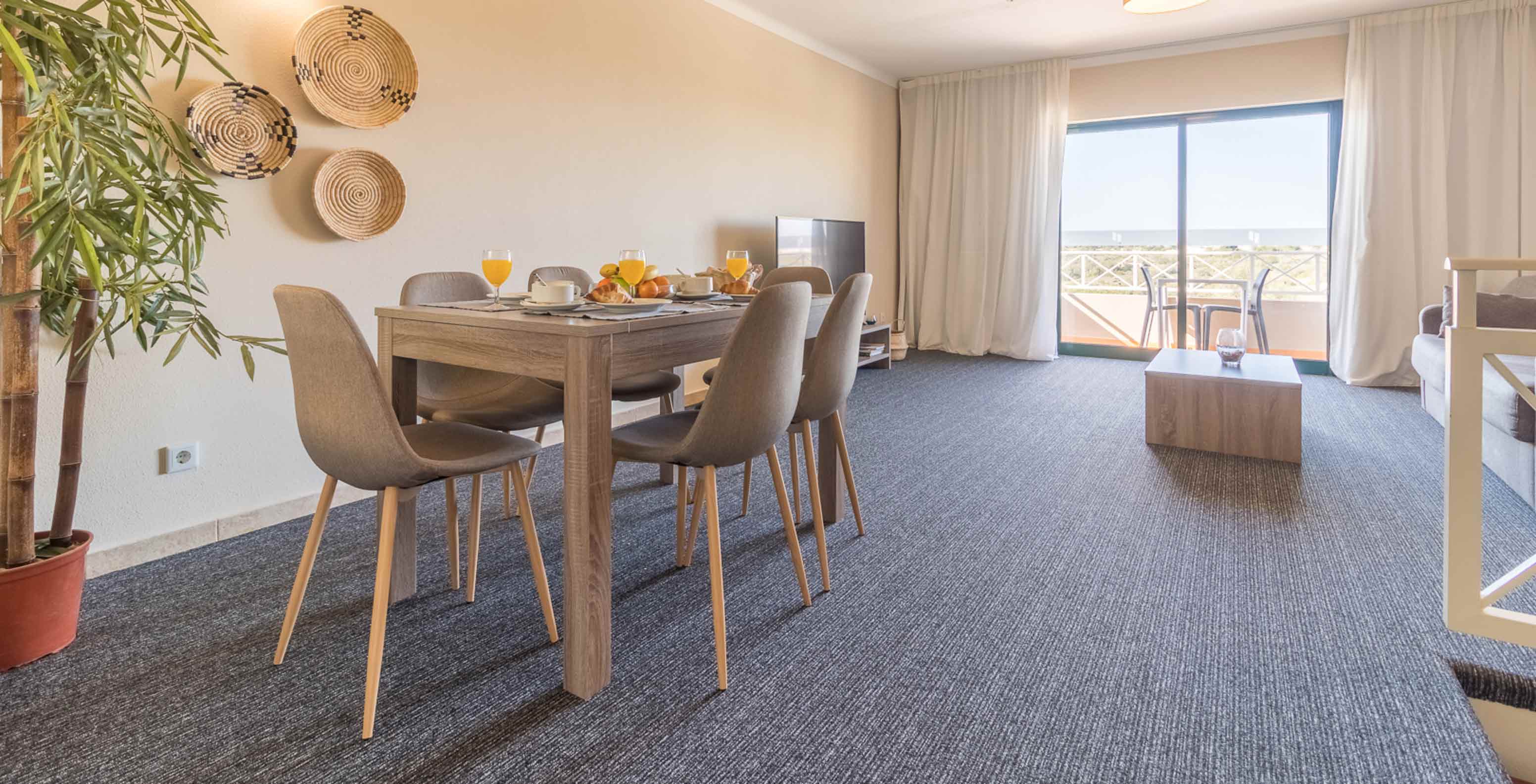 Het éénslaapkamerappartement bij Pestana Gramacho heeft een eetkamer met balkon en veel daglicht