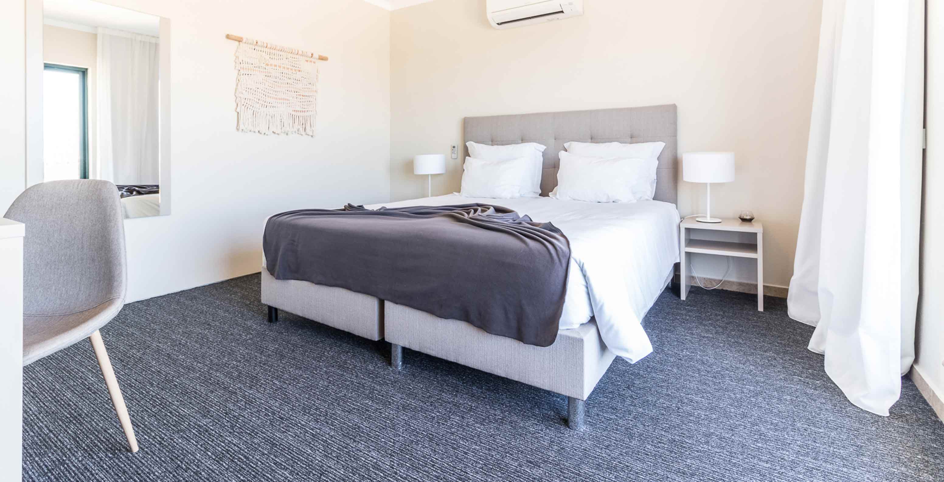 Het tweeslaapkamerappartement bij Pestana Gramacho heeft een moderne kamer met bed, airco en minimalistische stijl