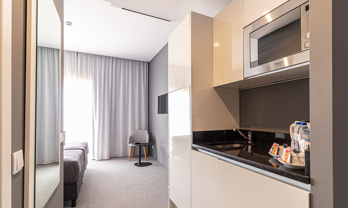 Klassieke Kamer Zwembadzicht met bed, TV, keuken bij Pestana Gramacho Residences