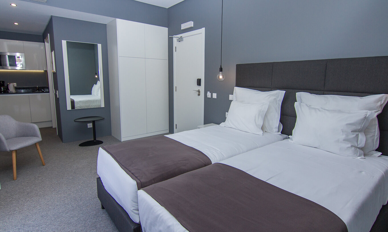 De Klassieke Kamer van Pestana Gramacho Residences is modern met 2 bedden, kitchenette en zithoek