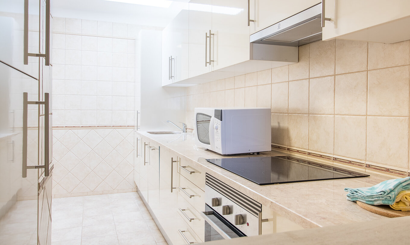 Het éénslaapkamerappartement bij Pestana Gramacho heeft een eenvoudige keuken met apparaten en neutrale stijl