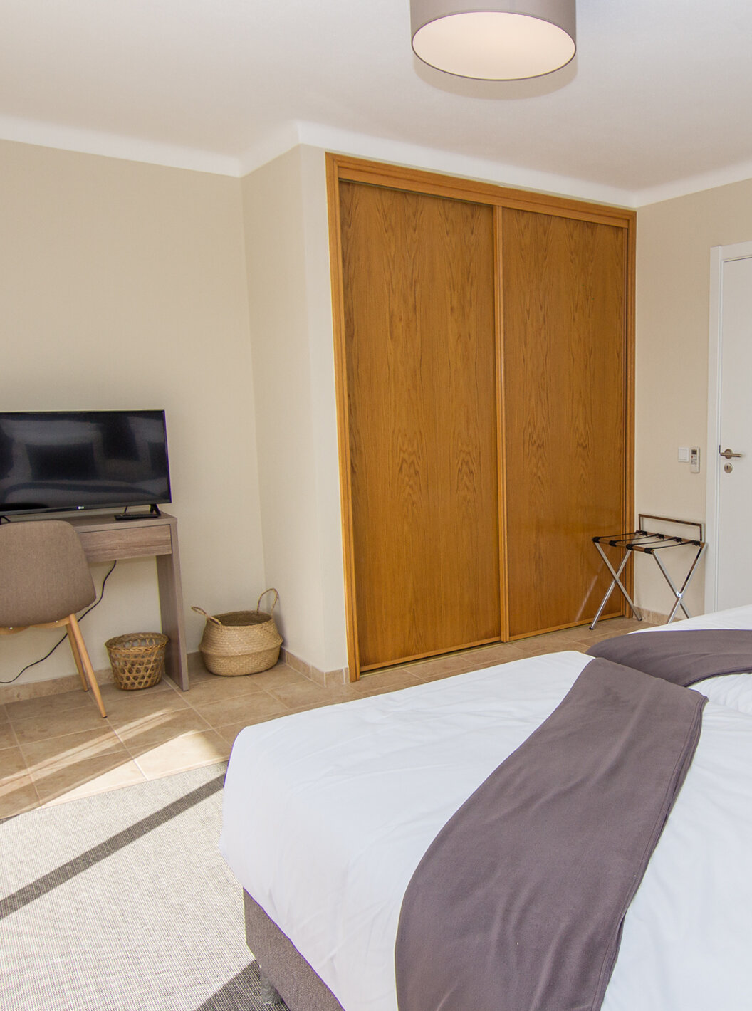 De Appartement T1 van Pestana Gramacho Residences heeft een spiegel aan de muur, airconditioning, kast en een televisie