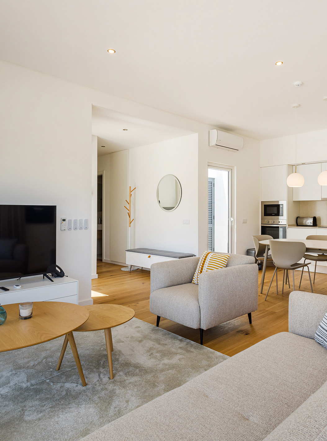 De Premium Villa 3 slaapkamers - 5 volwassenen van Pestana Valley heeft een eettafelen een televisie